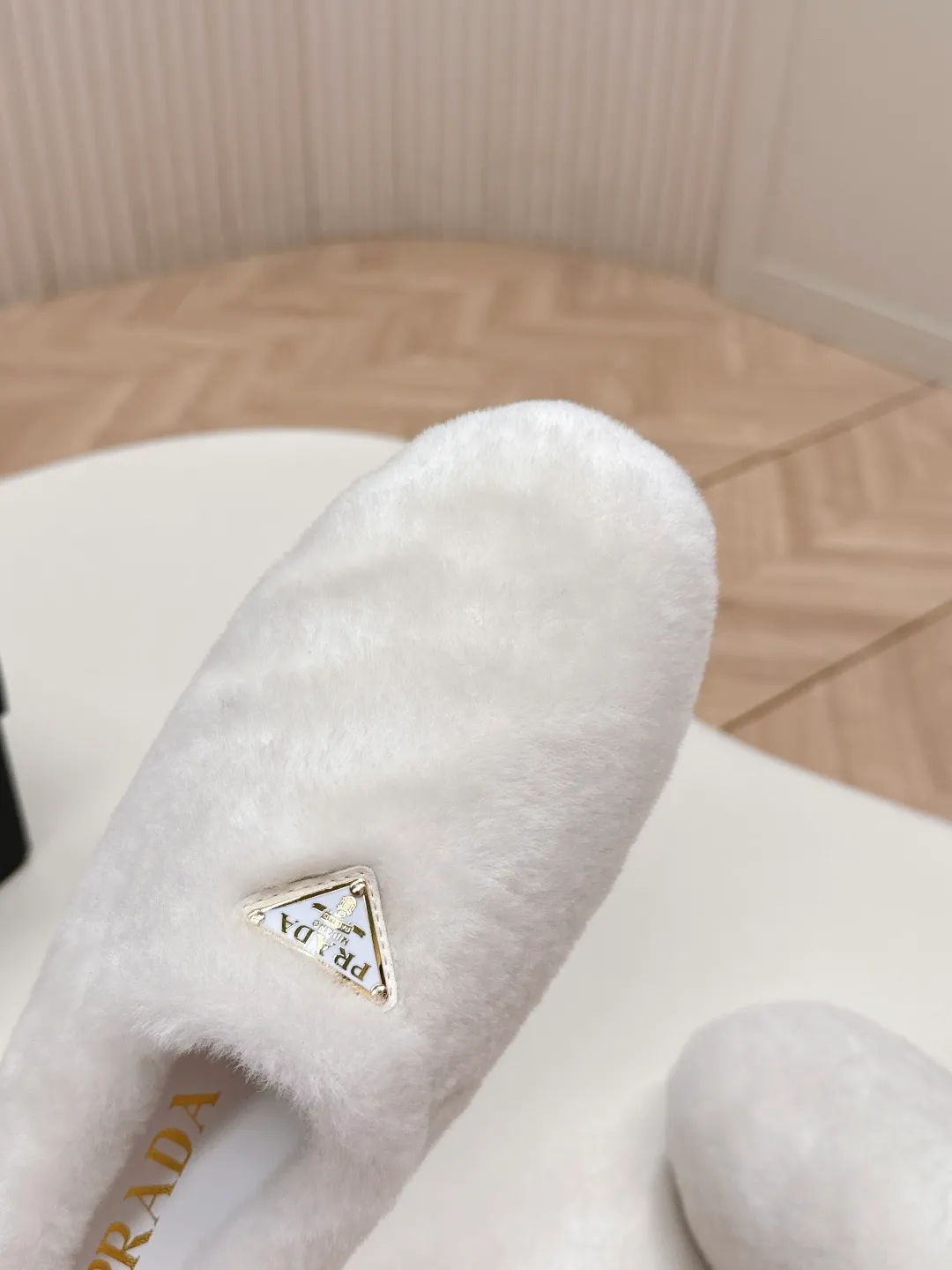 👟👟Ex-factory price 520👟👟 Prada prada25 autumn and winter furry slippers series, half-slip wool slippers, classic triangle buckle, comfortable, cute, cute, fashionable, elegant and versatile, the wool is comfortable and soft, awakening the warmth of autumn and winter. Let you walk comfortably from morning to night. Pair it with socks to easily cope with the changing seasons. Wool, sheep pattern lining, original outsole! 35-40 yards